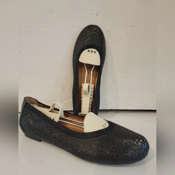 NEW - VIONIC BLACK ROBYN PERF NPA BALLET FLATS (‎ sz 6.5) - Picture 1 of 4